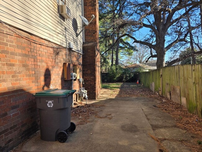 Building Photo - Beautiful Townhome Ready for Immediate Move In