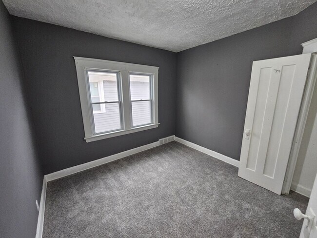 Building Photo - 440 E 115th St