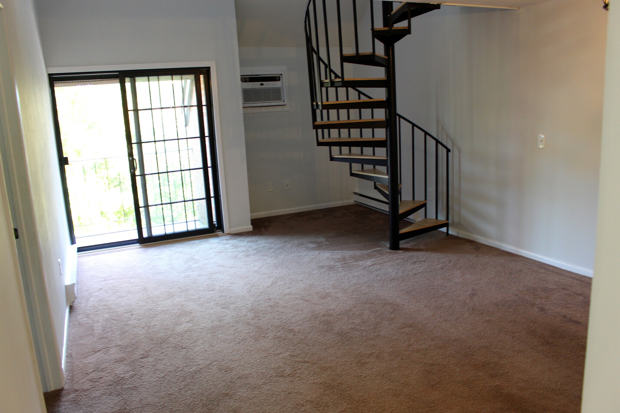 Living/Dining Room - 42 N Main St