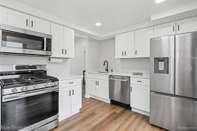 Building Photo - 7432 Azalea Ct
