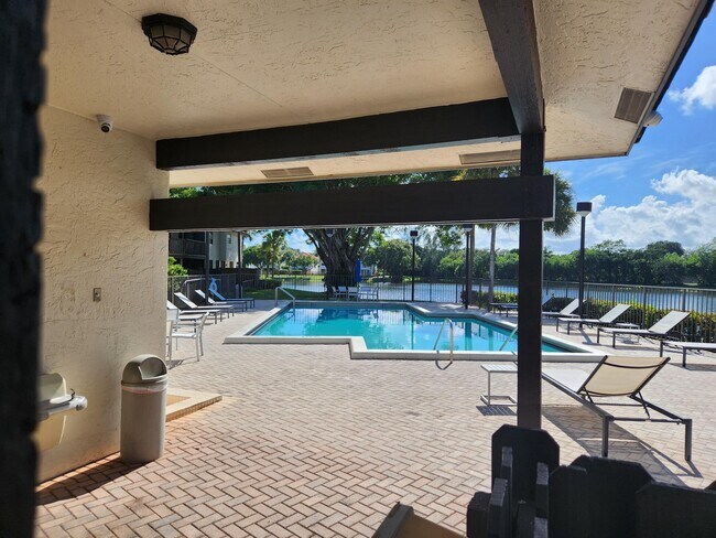 Building Photo - 5705 Fox Hollow Dr