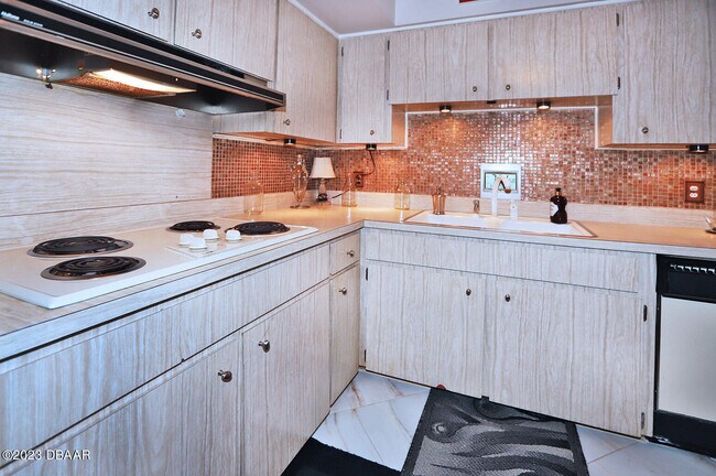 Building Photo - 1224 S Peninsula Dr