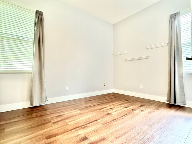 Building Photo - Executive 4bedrooms/3baths Dream pool-home...