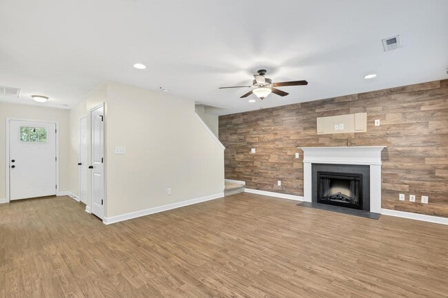 Building Photo - Bridgeport Home with Community Pool!