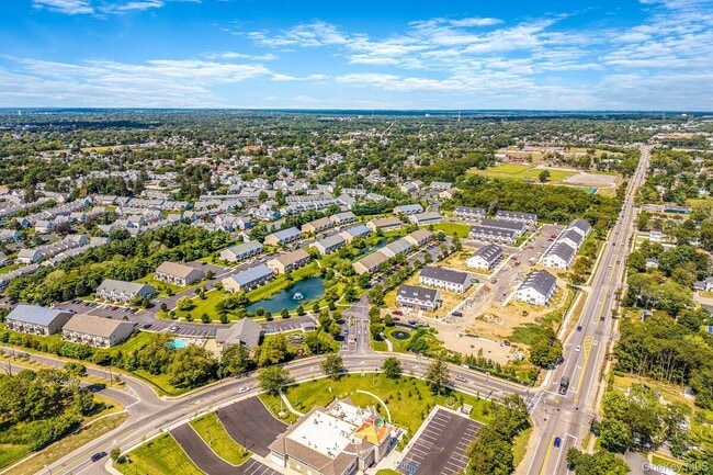 Building Photo - 725 Eastview Dr