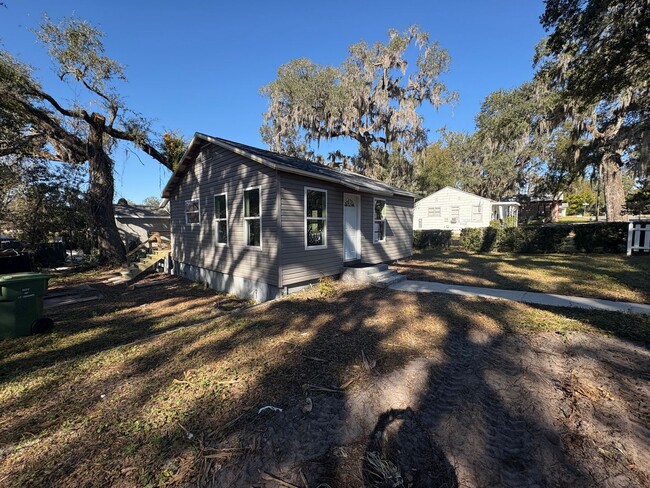 Building Photo - 1-Bed, 1-Bath Standalone Home in Leesburg