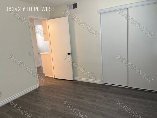 Building Photo - 38242 6th Pl W