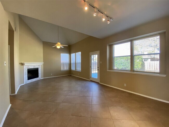 Building Photo - 4402 Everest Ln