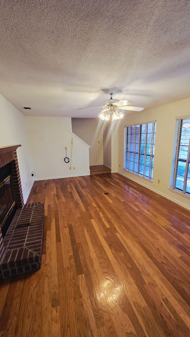 Building Photo - Beautiful Large home off of Mahan
