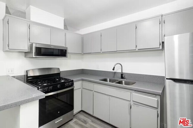 Building Photo - 1208 W Adams Blvd