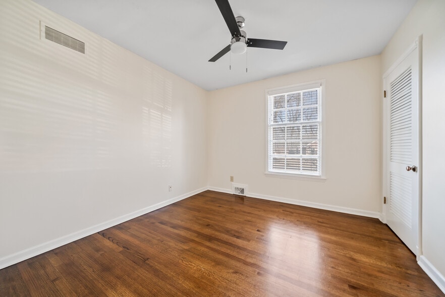 Bedroom 4 / Office - 5347 Denwood Ave