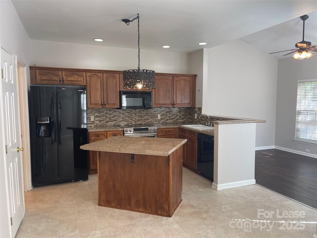 Building Photo - 5044 Parkview Way