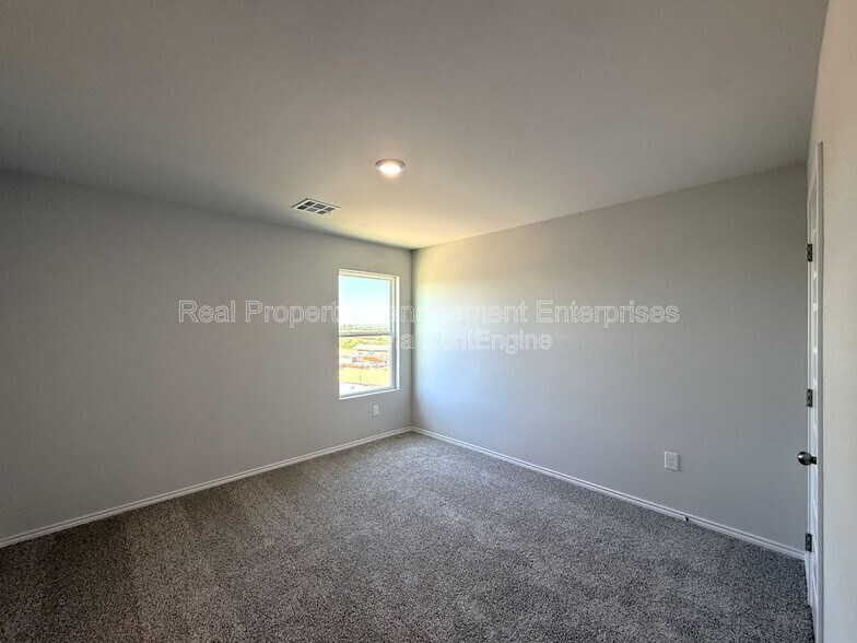 Building Photo - 9521 Stallion Dr