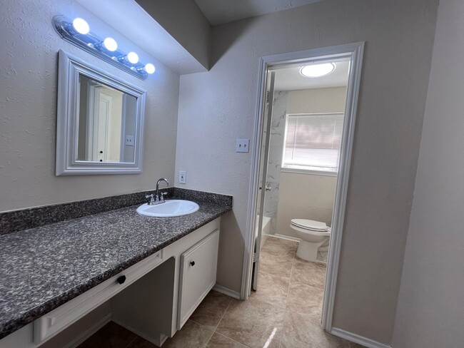 Building Photo - 4 Bedroom 2 Bathroom in Northwest Houston ...