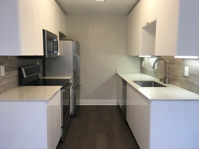 Building Photo - Charming One Bedroom in Cove at Marina Bay
