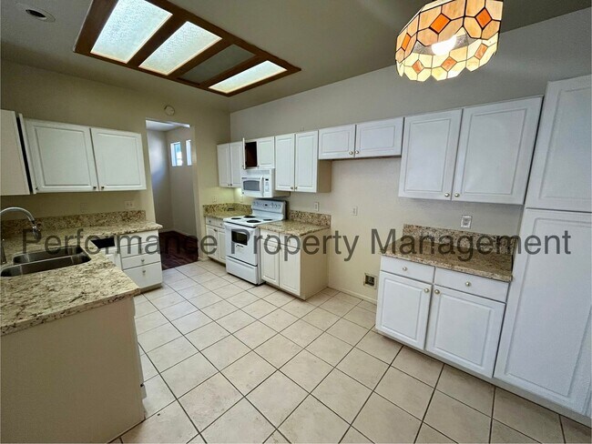 Building Photo - Stunning 4 Bed/3 Bath Condo in Silver Cree...