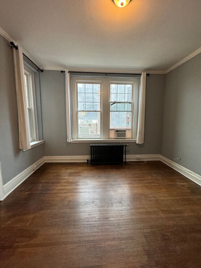 Building Photo - *COMING SOON* Charming Two Bedroom in Uptown Clt!