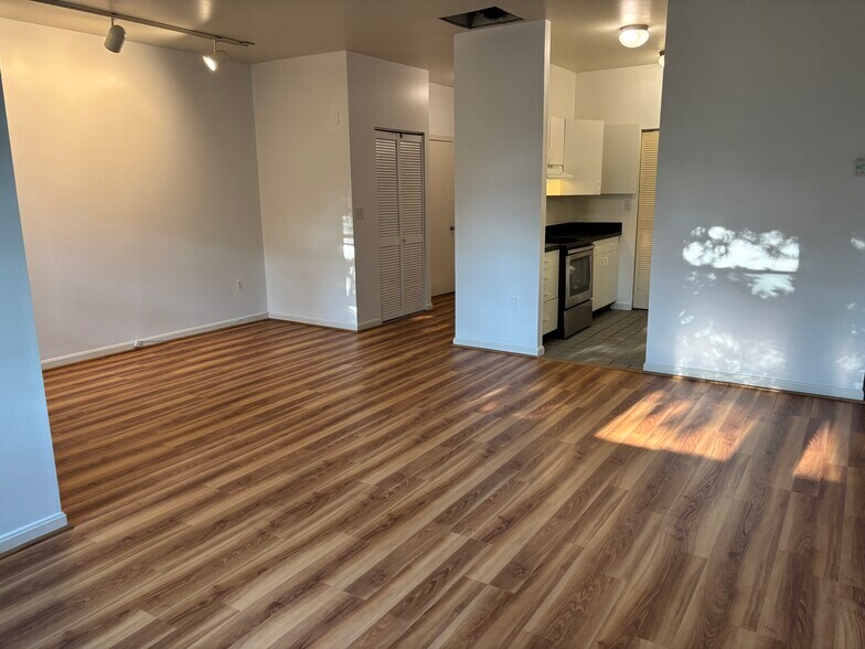 Building Photo - 218 Thorndike St
