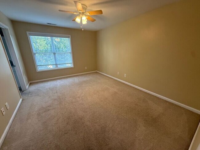 Building Photo - Spacious 3 bedroom 2.5 bath end unit townhome!