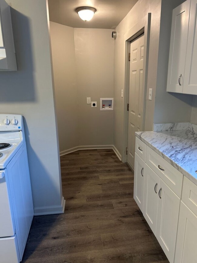 Building Photo - 3rd St 31-33 N