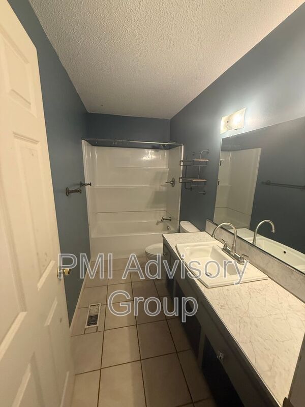 Building Photo - 1643 SW Knollwood Dr