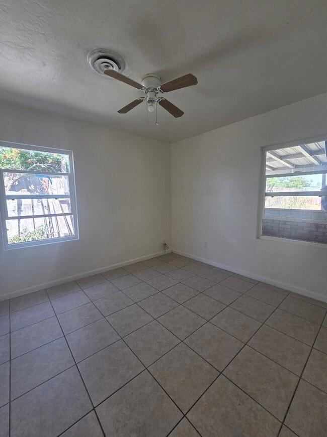 Building Photo - FOR LEASE 2 Bed 1 Bath + Bonus Room SE Bakersfield