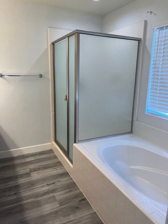 Building Photo - 4 bedroom 3bth Oak Hills area! Close to the 15 Freeway!