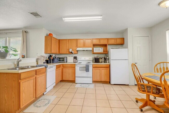 Building Photo - 1 Small pet allowed, multi year lease discount available upon request.