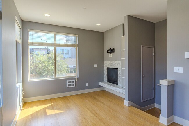 Building Photo - 3Bd/2.5Ba Seattle Townhouse