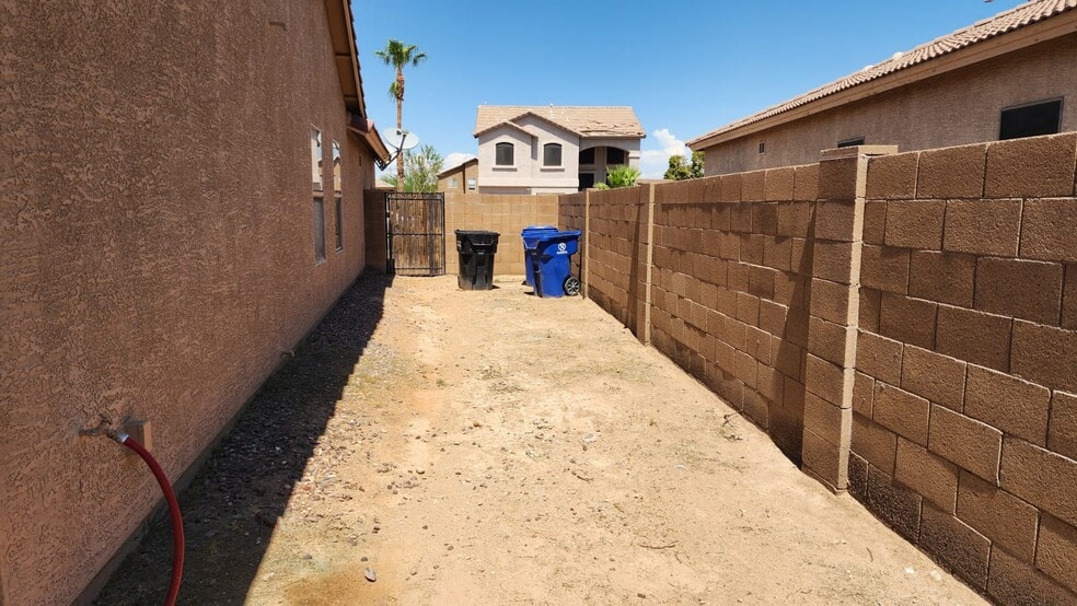 Building Photo - 12633 W Clarendon Ave