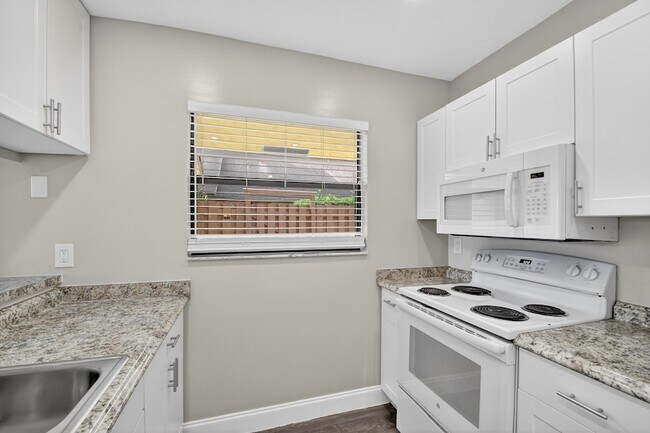 Building Photo - 484 Springdale Cir