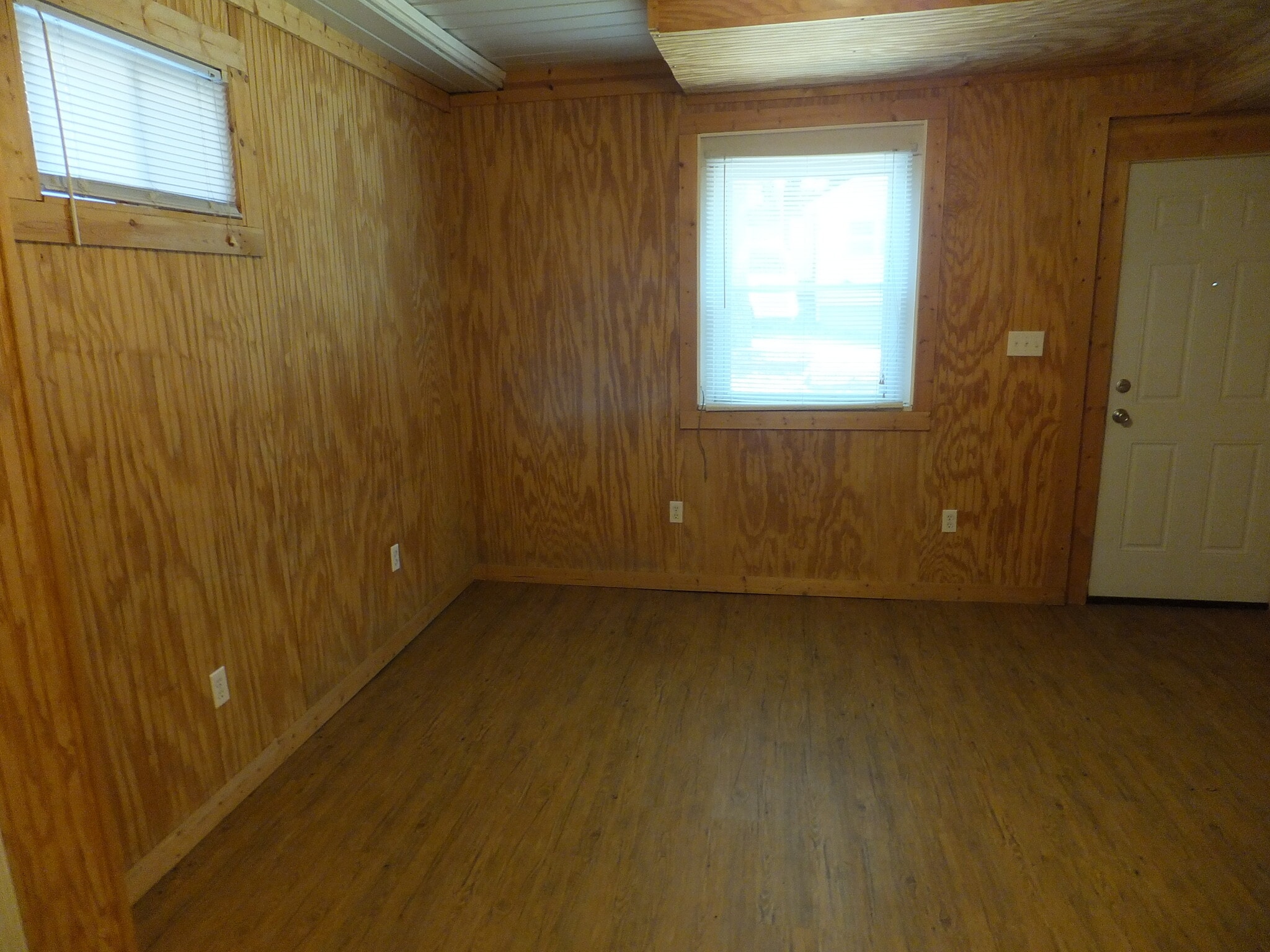 Living Room - 1401 University Ave