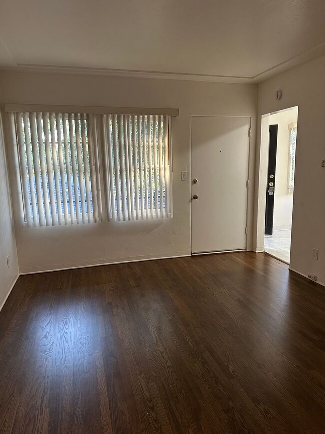 Building Photo - 505 W Maple St