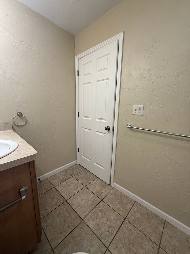 Building Photo - 527 W Harper St