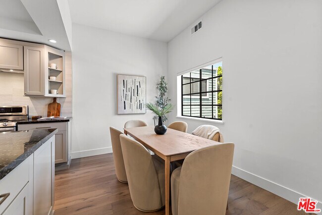 Building Photo - 3516 Vía Dolce