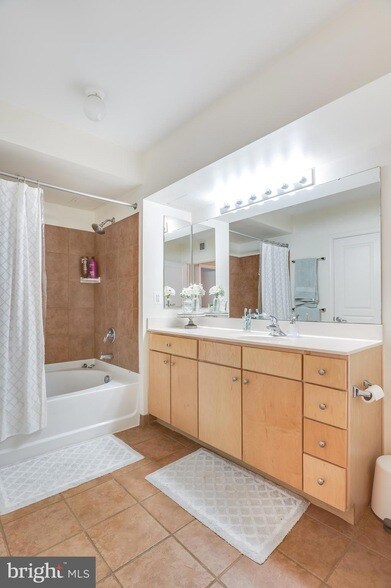 Building Photo - 616 E Street NW Unit 321