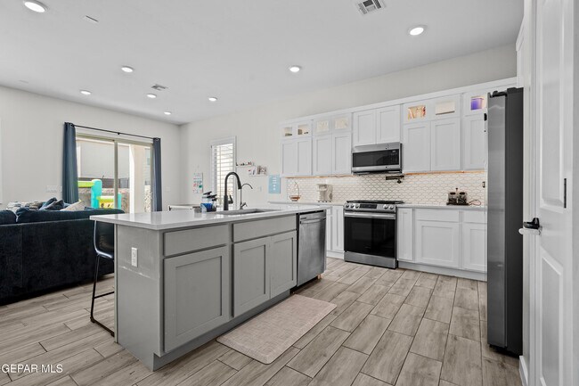 Building Photo - 12646 Amesbury