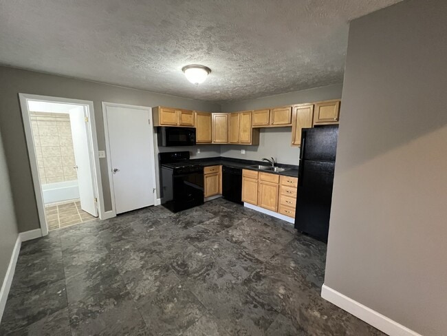 Building Photo - West Side 3BR Townhouse Style