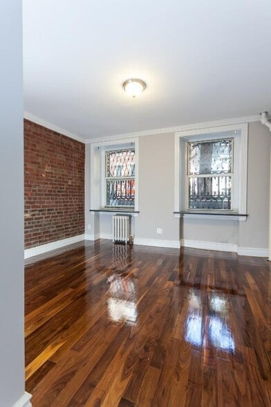 Building Photo - 350 W 21st St