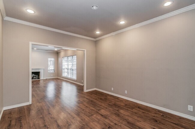Building Photo - Beautiful townhome in a prime location nea...