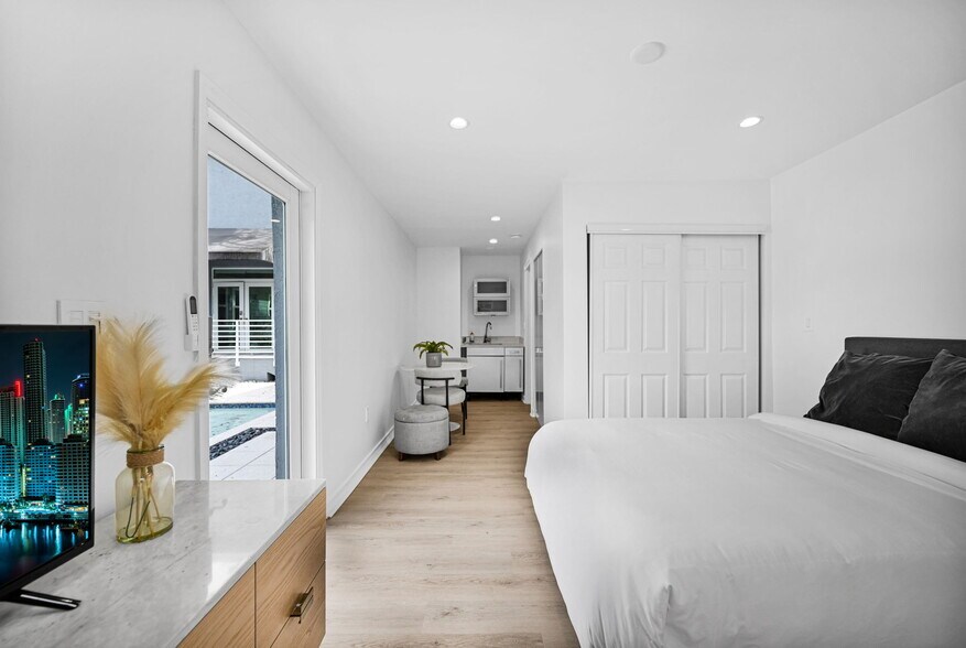 Building Photo - 150 NE 50th Ter