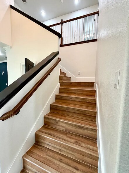 Building Photo - 8901 Silver Crk Rd