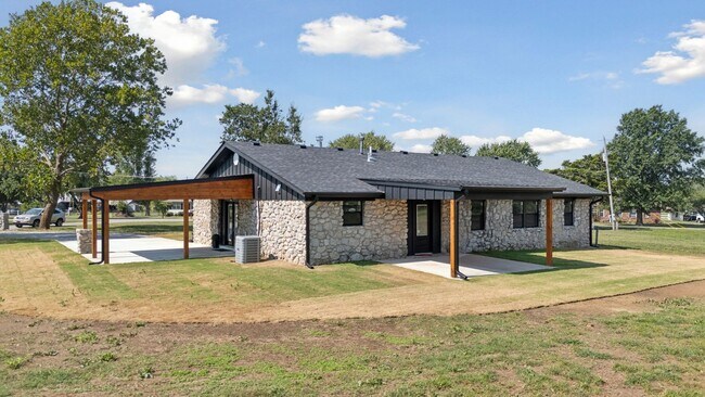 Building Photo - REIMAGINED/LIKE NEW...