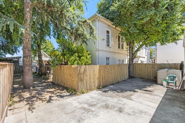 Building Photo - 1211 Lincoln Ave