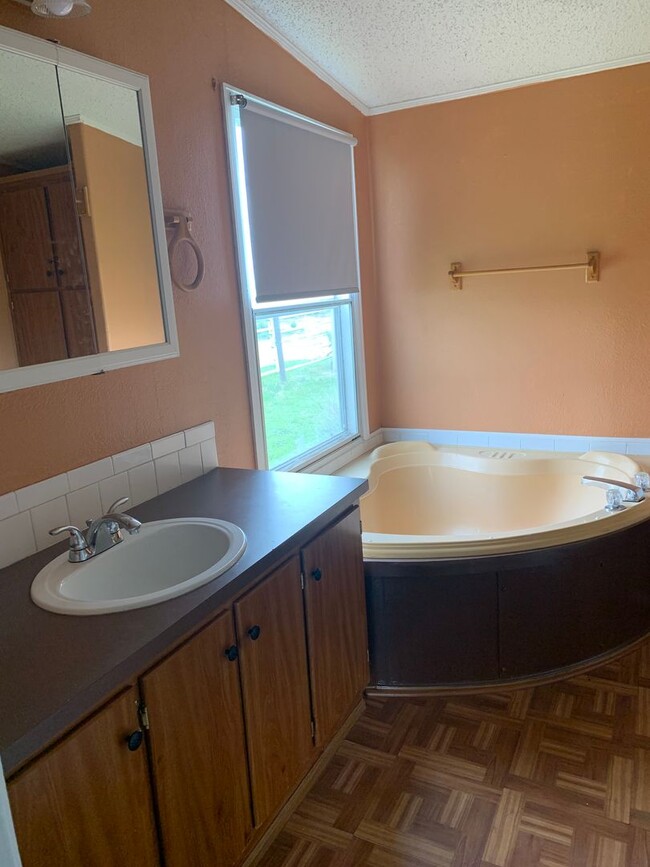 Building Photo - The perfect home is calling, cozy 3 bedroo...