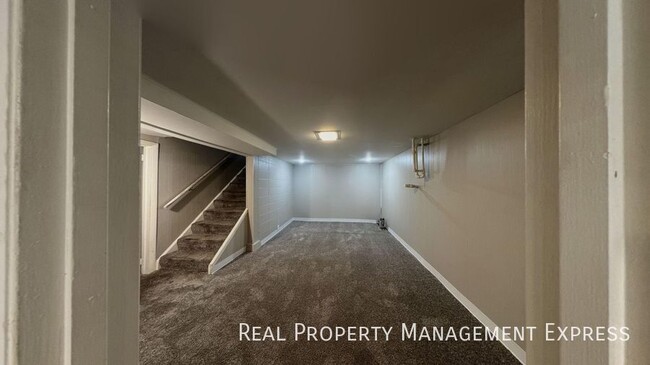 Building Photo - 816 S Glendale Ave