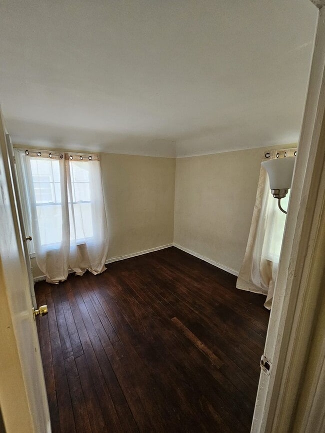 Building Photo - Charming Duplex with Private Entrance