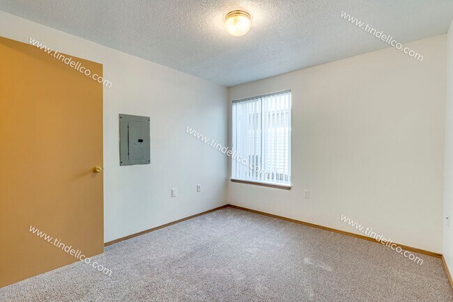Building Photo - Spacious Pet-Friendly Ground Level Unit w/ Parking Included!