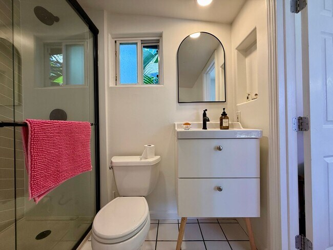 Building Photo - Gorgeous Fully Furnished Ocean Beach Retreat + FLEXIBLE STAY