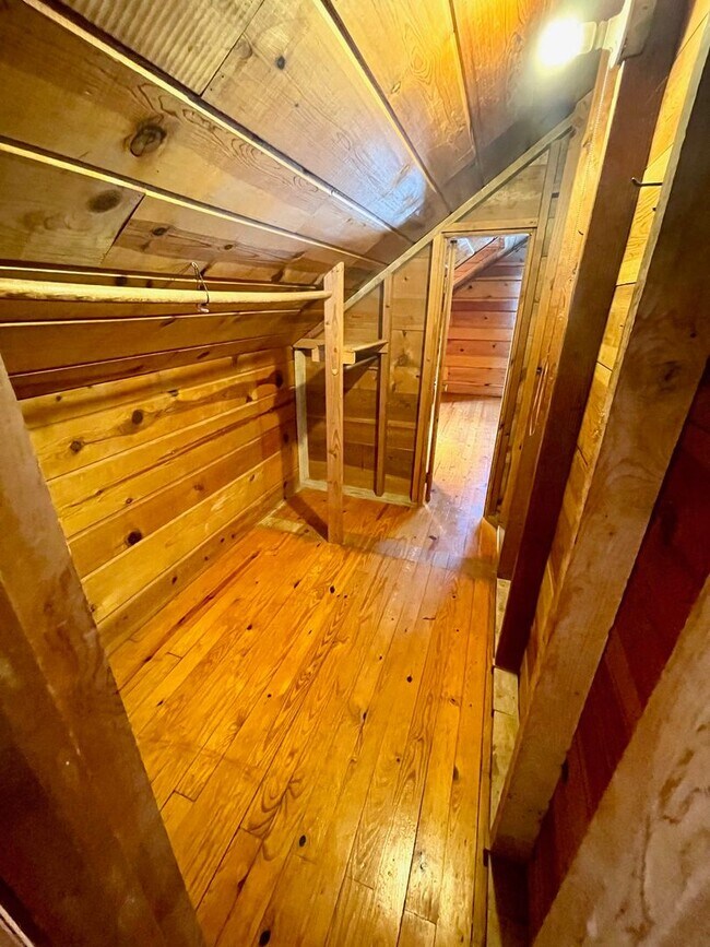 Building Photo - Very Unique 5 Bedroom Home on Large Lot